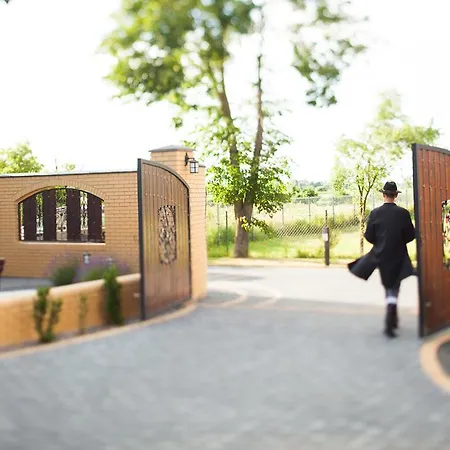 Cedrowy Dworek Bed & Breakfast