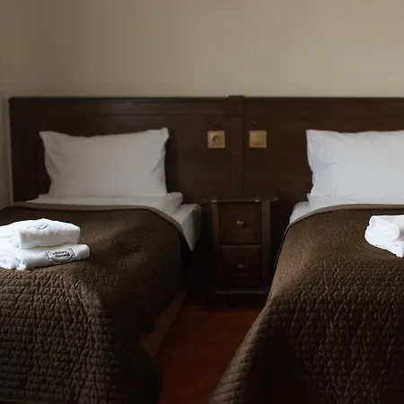 Cedrowy Dworek Bed & Breakfast 4*