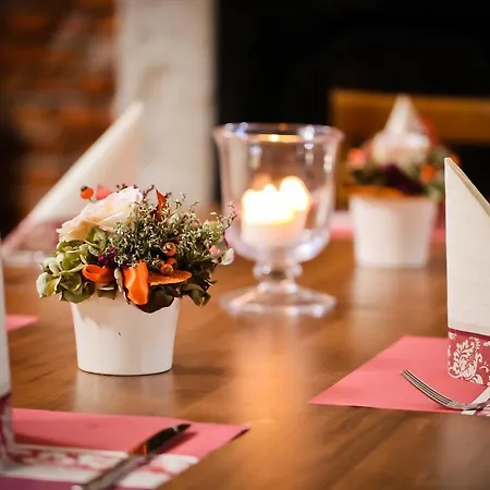 Cedrowy Dworek Bed & Breakfast 4*