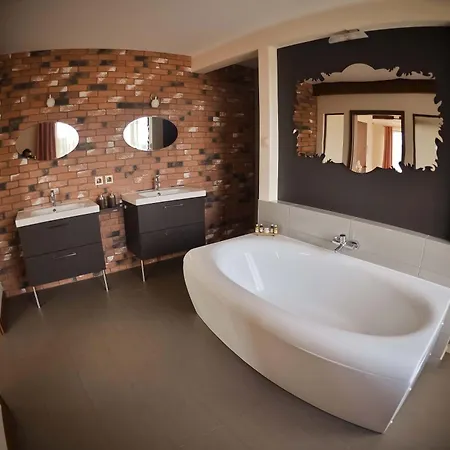 Bed & Breakfast Cedrowy Dworek Cedry Wielkie